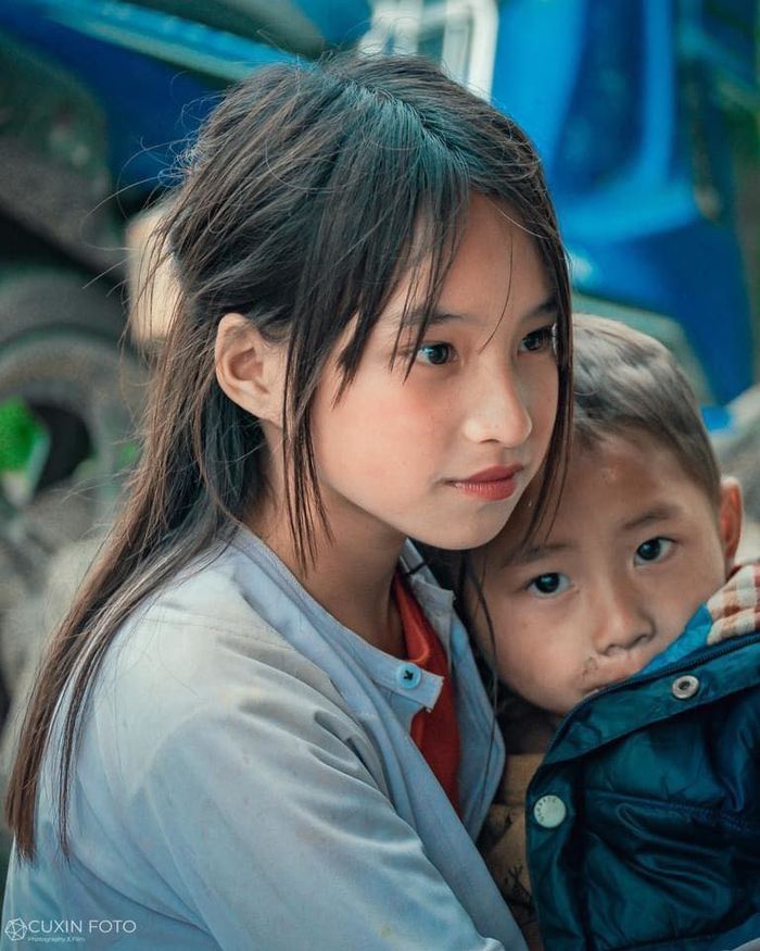 Hình ảnh bé gái Hà Giang mang nét đẹp thiên thần gây sốt CĐM
