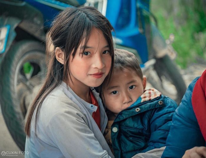 Hình ảnh bé gái Hà Giang mang nét đẹp thiên thần gây sốt CĐM