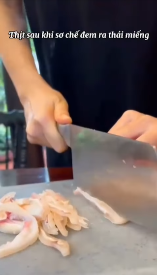 Kiwi Ngô Mai Trang bày cách gói giò thủ tại nhà với chai nhựa