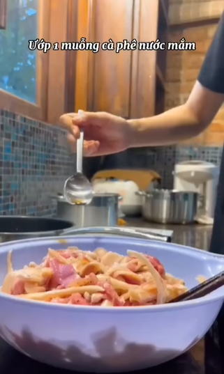 Kiwi Ngô Mai Trang bày cách gói giò thủ tại nhà với chai nhựa