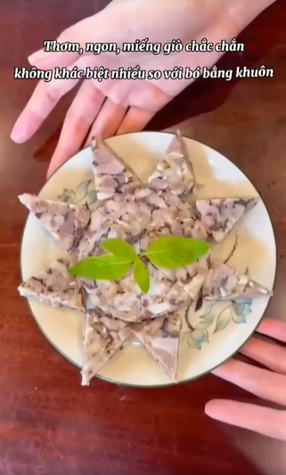 Kiwi Ngô Mai Trang bày cách gói giò thủ tại nhà với chai nhựa