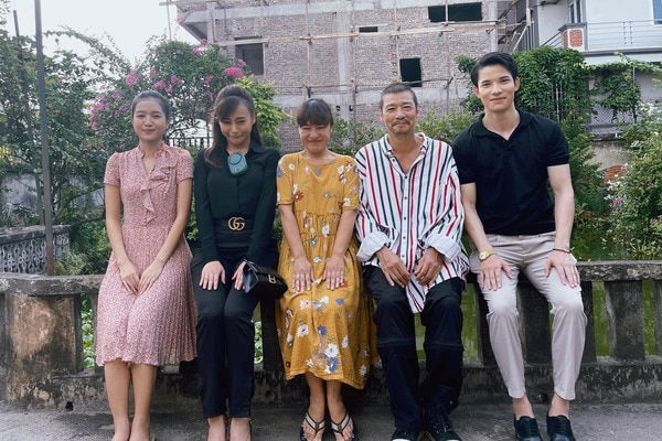 Hương Vị Tình Thân: Dũng - Diệp ôm nhau, hết đường chối trước bà Bích
