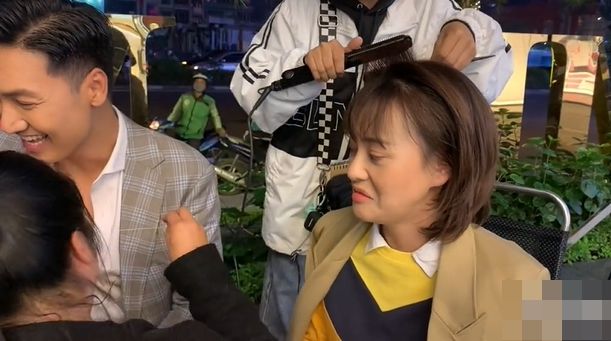 Hương Vị Tình Thân: Long có người nâng khăn sửa túi, Nam cau có rõ