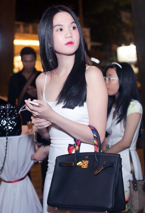 Hương Vị Tình Thân: Nam diện đồ chuẩn con dâu hào môn, đụng cả Vbiz