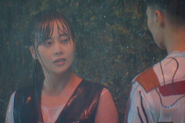 Hương Vị Tình Thân: Lí giải việc Nam quấn băng keo chân quay dưới mưa