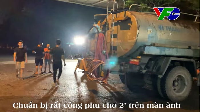 Hương Vị Tình Thân: Lí giải việc Nam quấn băng keo chân quay dưới mưa