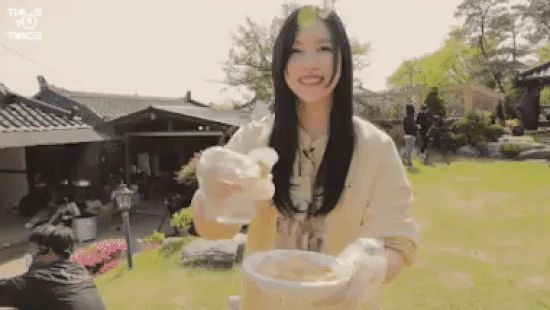 Idol Kpop được khen đối đãi tốt với staff: Mina (TWICE) chưa bằng IU