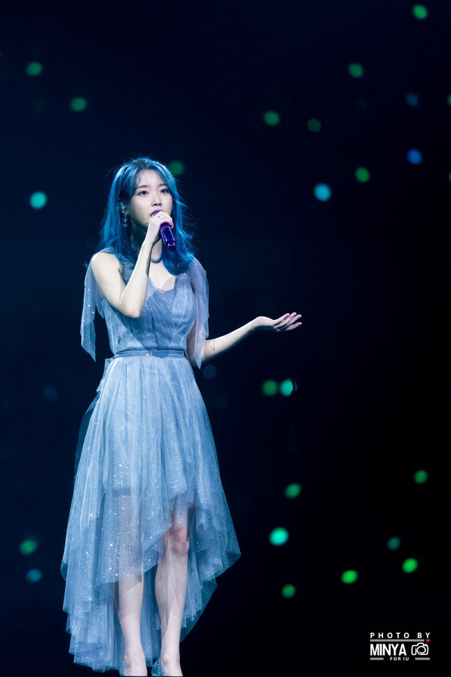Idol Kpop được khen đối đãi tốt với staff: Mina (TWICE) chưa bằng IU