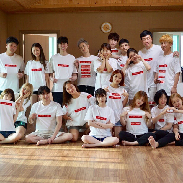 Idol Kpop được khen đối đãi tốt với staff: Mina (TWICE) chưa bằng IU