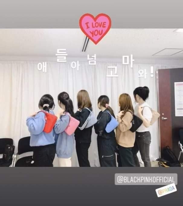 Idol Kpop được khen đối đãi tốt với staff: Mina (TWICE) chưa bằng IU