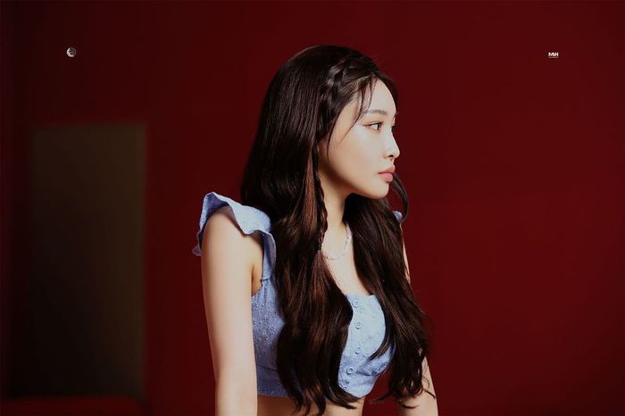 Idol Kpop được khen đối đãi tốt với staff: Mina (TWICE) chưa bằng IU