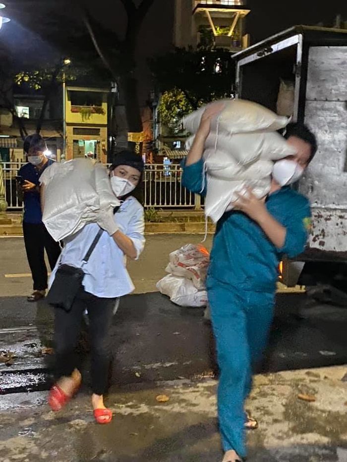 Khâm phục Phương Thanh: dùng hết sức ném hàng tiếp tế, húp vội tô mì