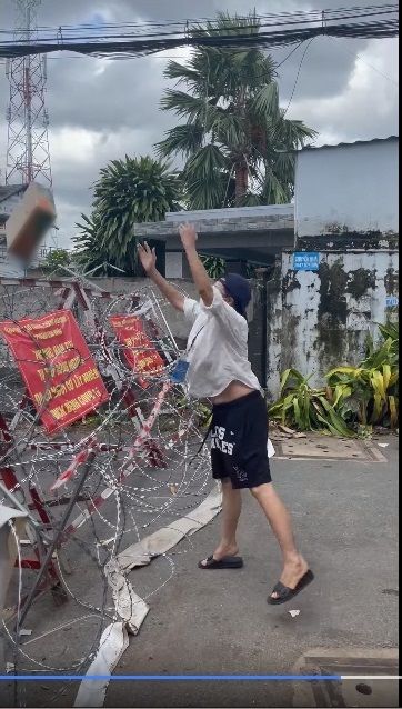 Khâm phục Phương Thanh: dùng hết sức ném hàng tiếp tế, húp vội tô mì