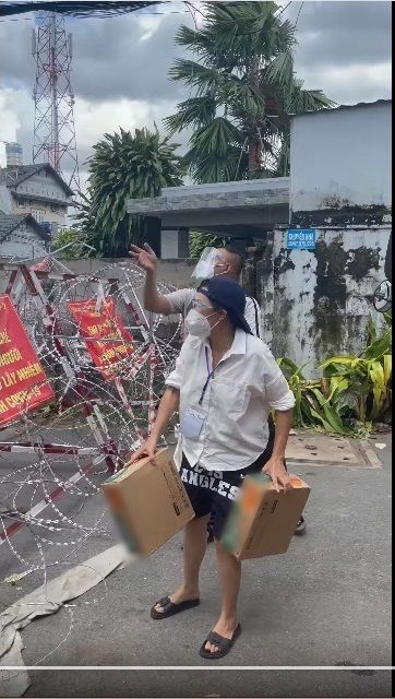 Khâm phục Phương Thanh: dùng hết sức ném hàng tiếp tế, húp vội tô mì