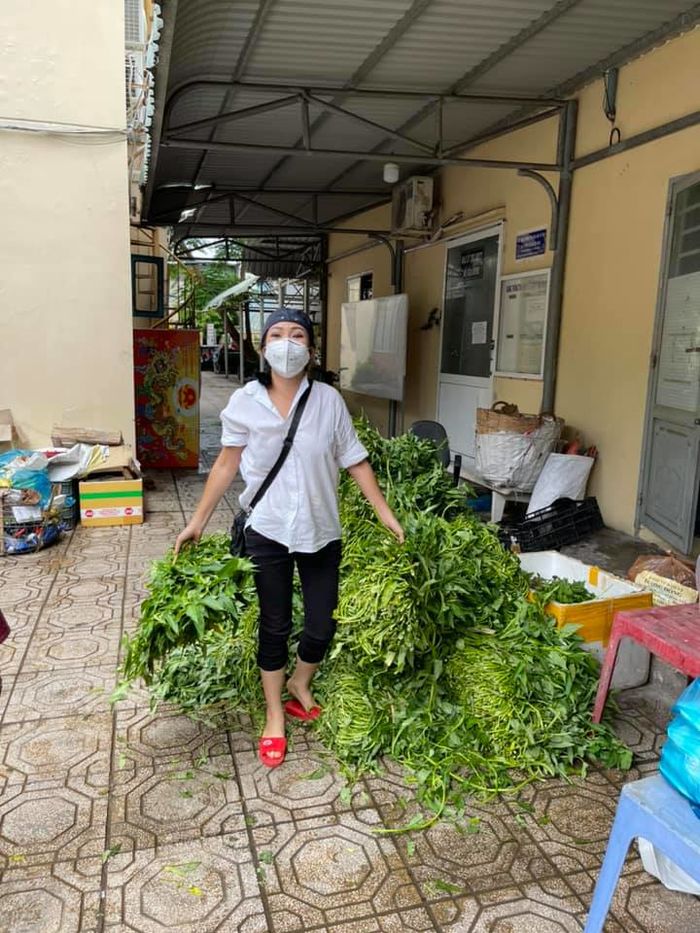 Khâm phục Phương Thanh: dùng hết sức ném hàng tiếp tế, húp vội tô mì