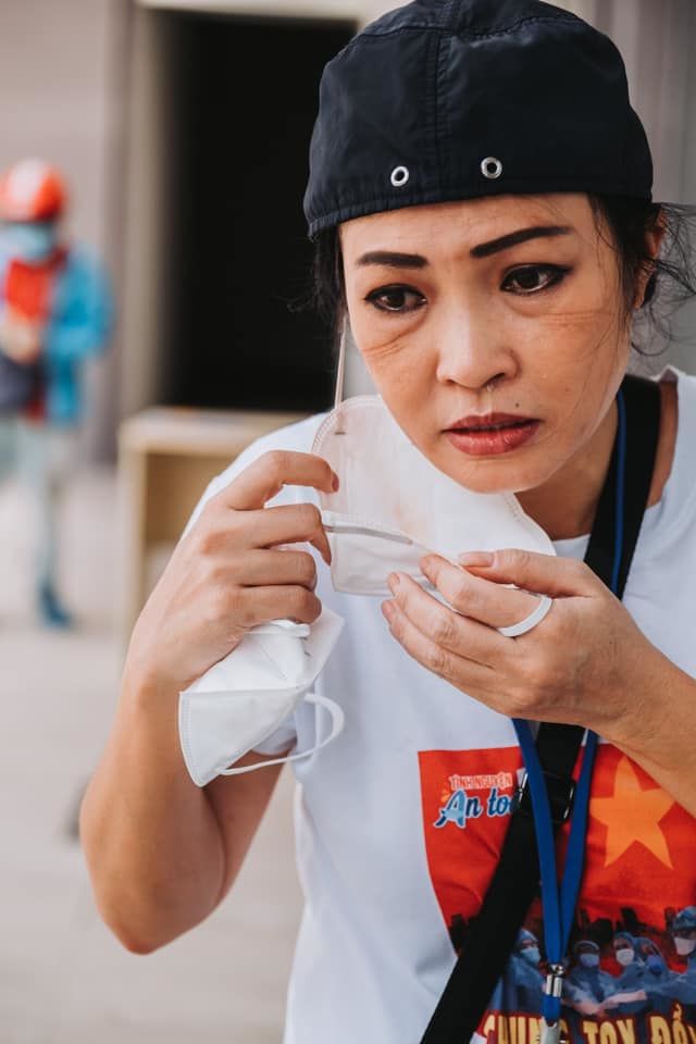 Khâm phục Phương Thanh: dùng hết sức ném hàng tiếp tế, húp vội tô mì
