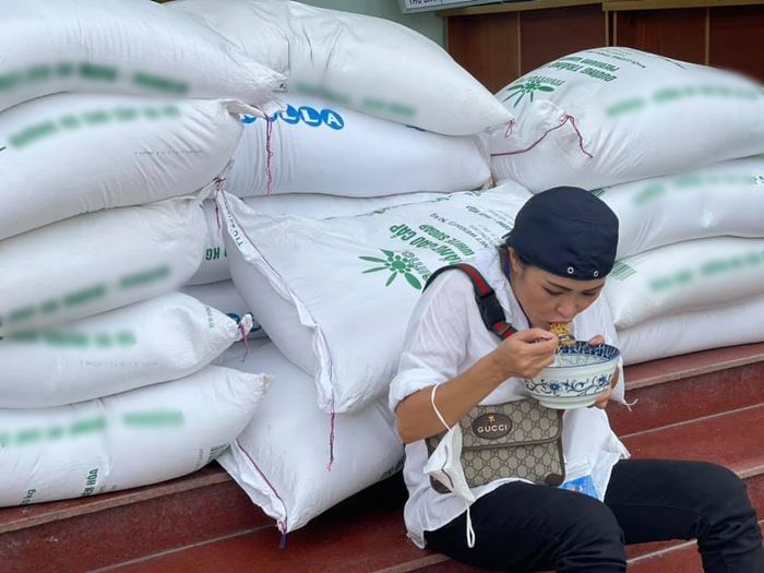 Khâm phục Phương Thanh: dùng hết sức ném hàng tiếp tế, húp vội tô mì