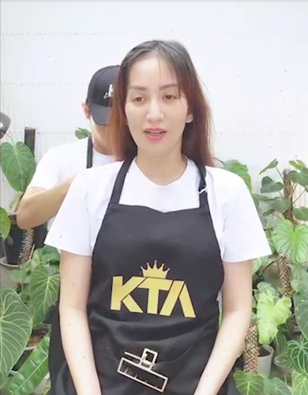 Khánh Thi livestream: được chồng kém 8 tuổi cắt tóc còn hôn môi