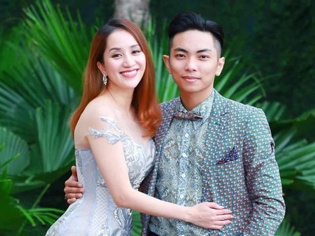Khánh Thi livestream: được chồng kém 8 tuổi cắt tóc còn hôn môi