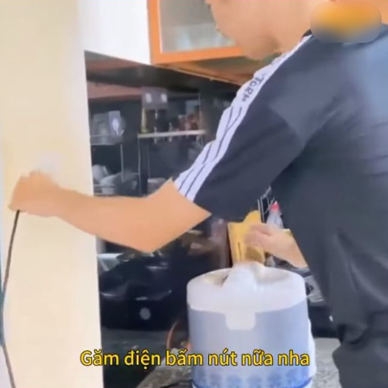 Khi con trai cưng của mẹ vào bếp nấu cơm và cái kết khó tin