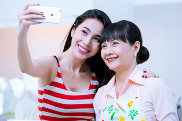 Khi sao Việt báo hiếu mẹ: không nhà sang thì cũng là xe tiền tỷ