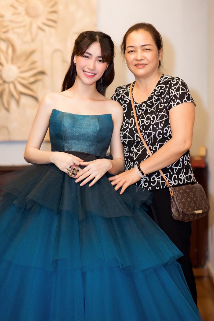 Khi sao Việt báo hiếu mẹ: không nhà sang thì cũng là xe tiền tỷ