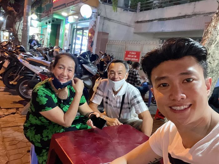 Khi sao Việt báo hiếu mẹ: không nhà sang thì cũng là xe tiền tỷ