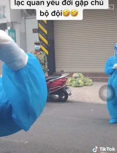 Khi TNV lạc quan gặp chú bộ đội yêu đời: Anh qua coi được em nào