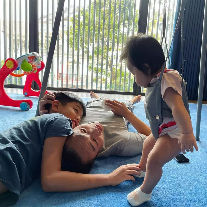 Khoảnh khắc chơi đùa đáng yêu của Subeo và Suchin trước khi đi ngủ