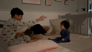 Khoảnh khắc chơi đùa đáng yêu của Subeo và Suchin trước khi đi ngủ