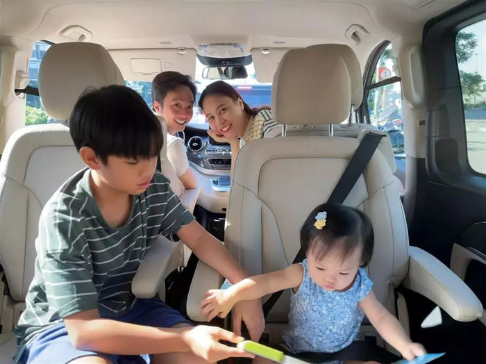 Khoảnh khắc chơi đùa đáng yêu của Subeo và Suchin trước khi đi ngủ