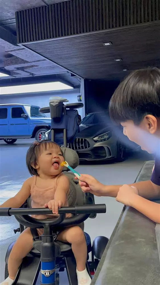 Khoảnh khắc chơi đùa đáng yêu của Subeo và Suchin trước khi đi ngủ