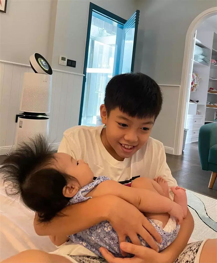 Khoảnh khắc chơi đùa đáng yêu của Subeo và Suchin trước khi đi ngủ