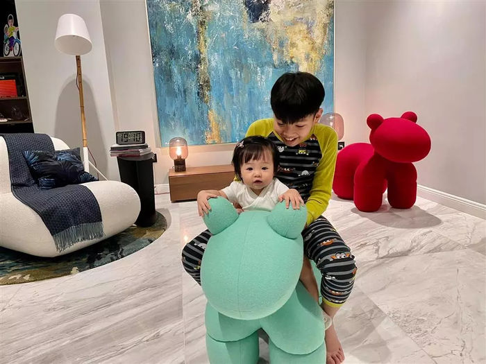 Khoảnh khắc chơi đùa đáng yêu của Subeo và Suchin trước khi đi ngủ