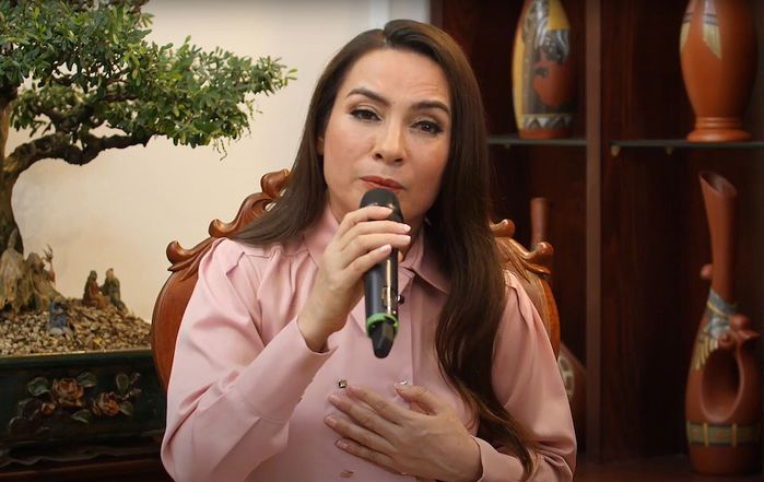 Không ai thương khán giả bằng Phi Nhung: móc tiền đền khi fan mất vàng