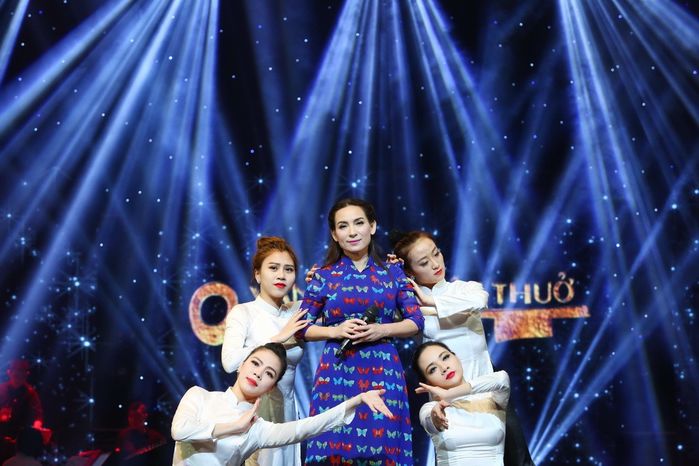 Không ai thương khán giả bằng Phi Nhung: móc tiền đền khi fan mất vàng