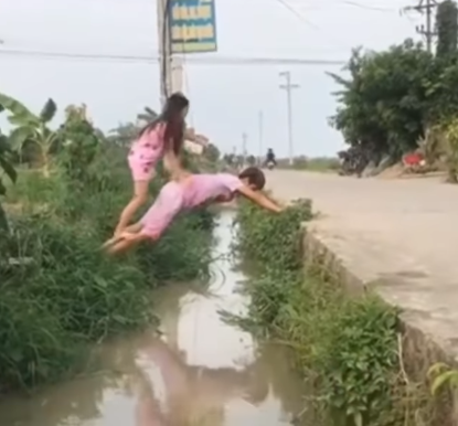 Làm cầu để bạn gái qua mương, chàng trai: Ăn gì nặng thế, chia tay đi