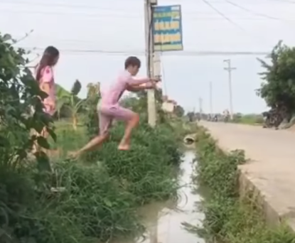 Làm cầu để bạn gái qua mương, chàng trai: Ăn gì nặng thế, chia tay đi