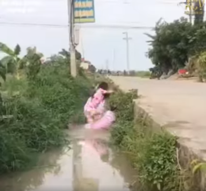 Làm cầu để bạn gái qua mương, chàng trai: Ăn gì nặng thế, chia tay đi