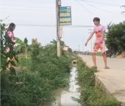 Làm cầu để bạn gái qua mương, chàng trai: Ăn gì nặng thế, chia tay đi