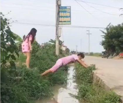 Làm cầu để bạn gái qua mương, chàng trai: Ăn gì nặng thế, chia tay đi