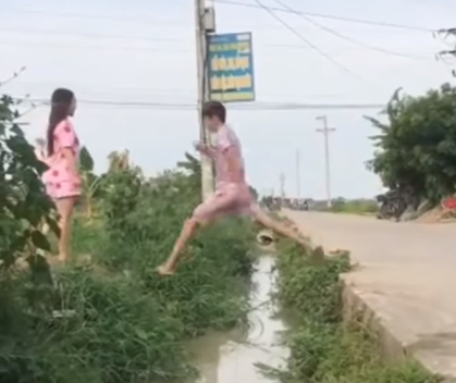 Làm cầu để bạn gái qua mương, chàng trai: Ăn gì nặng thế, chia tay đi
