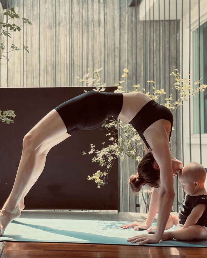 Sau tiêm ngừa, Leon hóa thành cục tạ ngoan giúp mẹ Hà tập squat