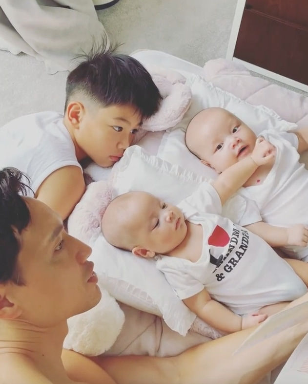 Leon và Lisa bám dính ba Kim Lý, mẹ Hà “khoẻ” rồi nha