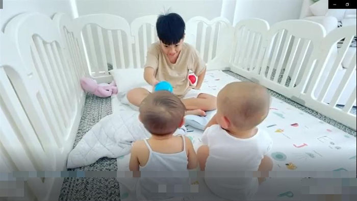 Lisa 9 tháng đã phân biệt được màu sắc, không uổng công Subeo chỉ bảo