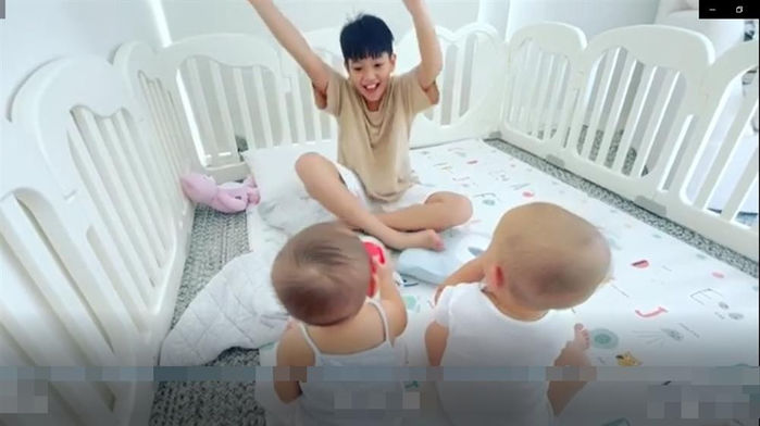Lisa 9 tháng đã phân biệt được màu sắc, không uổng công Subeo chỉ bảo