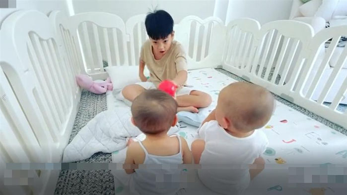 Lisa 9 tháng đã phân biệt được màu sắc, không uổng công Subeo chỉ bảo