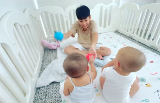 Lisa 9 tháng đã phân biệt được màu sắc, không uổng công Subeo chỉ bảo