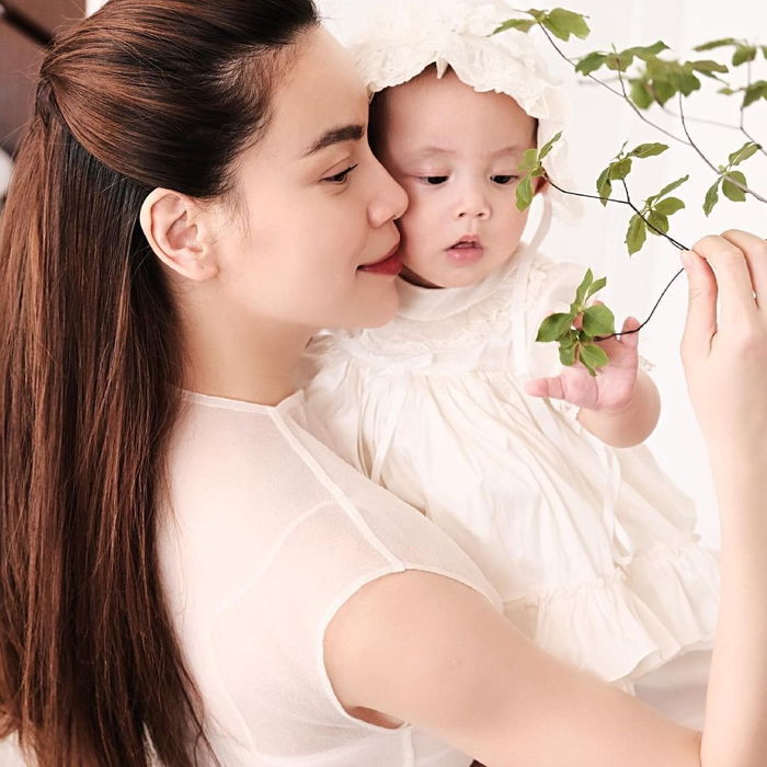 Lisa 9 tháng tuổi: Thích chụp ảnh tự sướng, biết cắm hoa cùng mẹ