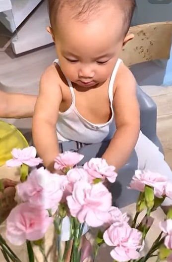 Lisa 9 tháng tuổi: Thích chụp ảnh tự sướng, biết cắm hoa cùng mẹ